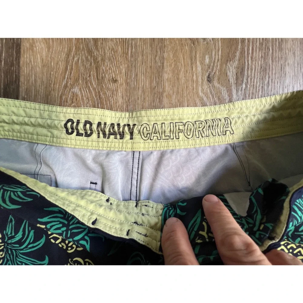 Old Navy Board Shorts Mens 32 Navy Blue Pineapple Print Excellent Tropical Swim